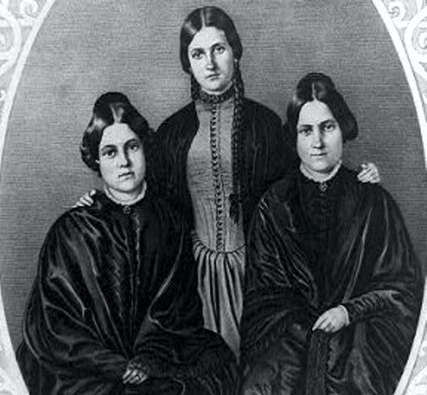 Οι αδελφές Fox (από αριστερά προς τα δεξιά: Leah, Kate και Margaret)