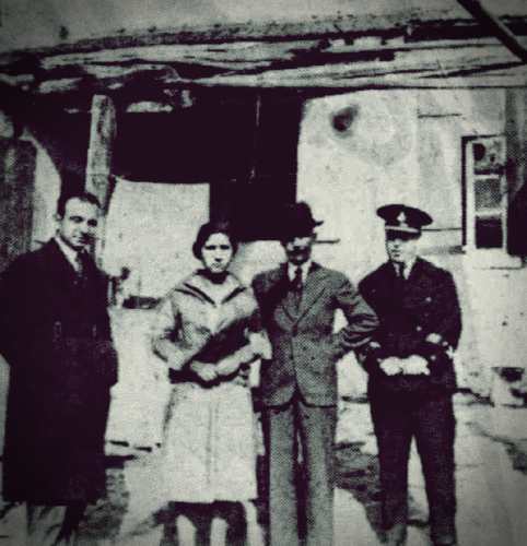 Στην αυλή του σπιτιού, όπου συνέβησαν τα περίεργα τηλεκινητικά φαινόμενα. Από τα δεξιά προς τα αριστερά, διακρίνονται στη φωτογραφία ο Αστυνόμος Σαρρηγιάννης, ο Άγγελος Τανάγρας, η 18χρονη Άννα Κουβουτσάκη και ο συντάκτης της εφημερίδας "ΑΚΡΟΠΟΛΙΣ", Στούρνας