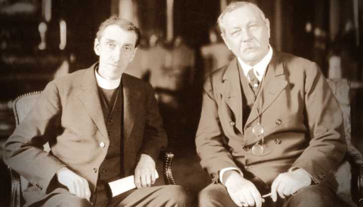Ο Αιδεσιμότατος George Vale Owen (αριστερά) μαζί με τον Sir Arthur Conan Doyle (δεξιά)