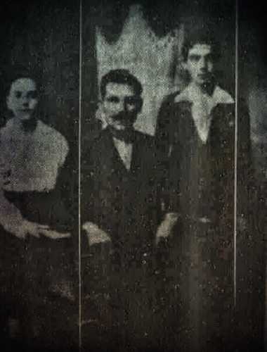 Δεξιά, ο δεκαεπτάχρονος Δημήτρης Σούας, με τον πατέρα του και τον μικρότερο αδελφό του
