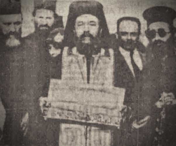 Το χρυσό κιβώτιο, που περιείχε το ιερό λείψανο του Αγίου Ελευθερίου, στα χέρια του Αρχιδιακόνου Χρυσοστόμου